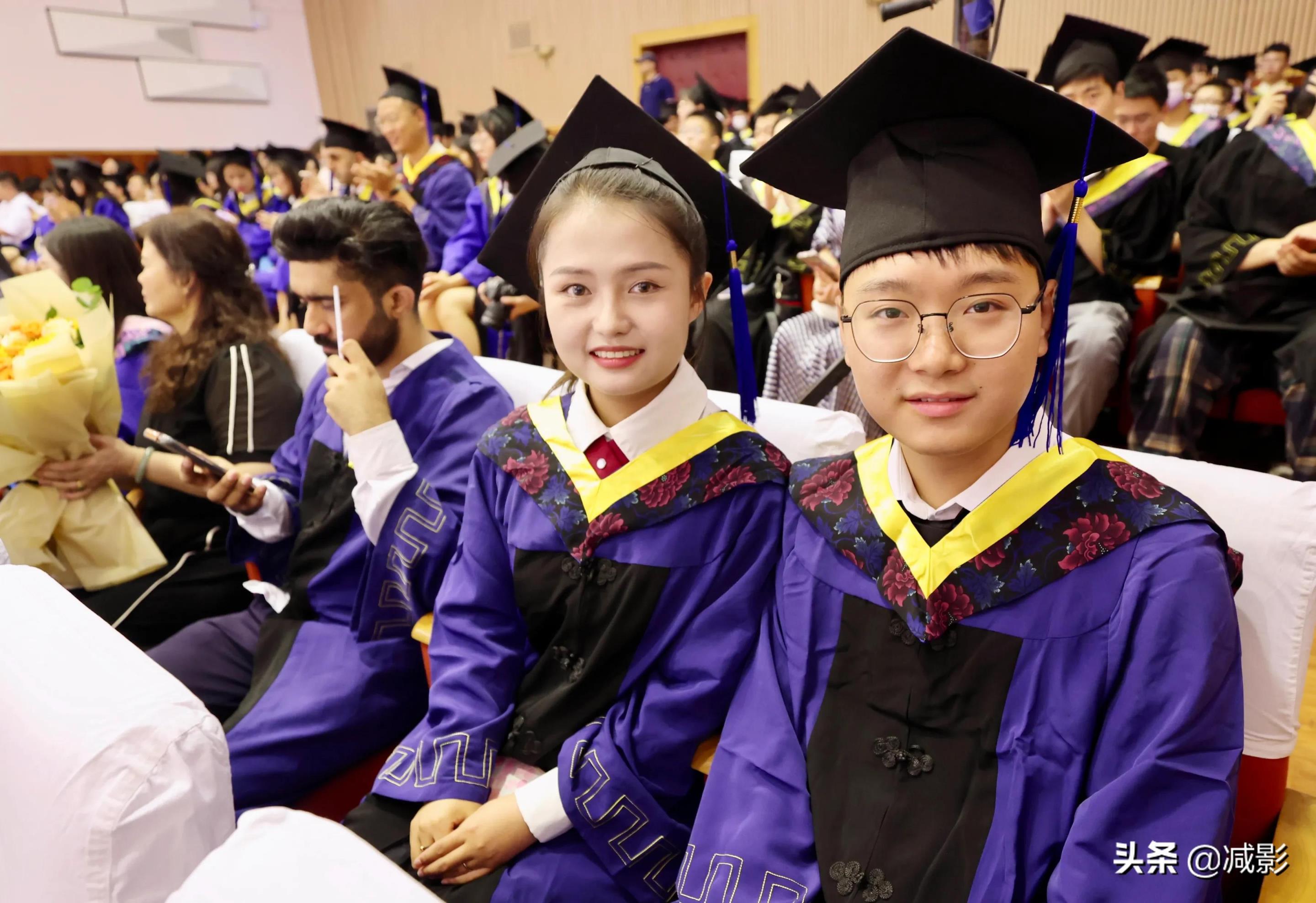 硕士夫妻毕业典礼上给校长发喜糖是怎么回事，关于大学毕业典礼上求婚的新消息。