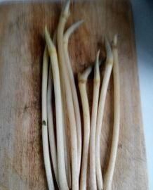 莲藕放久了变黑还能吃吗,莲藕买回来放了好多天了,削皮后里面有的地方黑黑的,还有很多棕色的点点,可是没有异味。能吃吗?图4