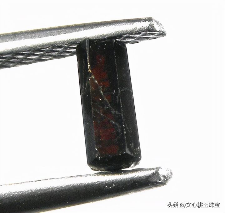 红硅硼铝钙石拖图片（单克拉价可达6万美元的稀有宝石）