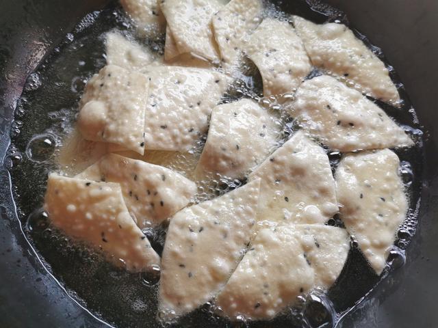 在家做麻叶如何做得酥脆（不用一滴水做好吃的麻叶）(9)