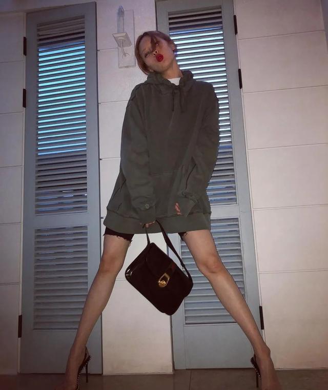 卫衣的五大穿法搭配（给你示范了卫衣的100种搭配）(9)