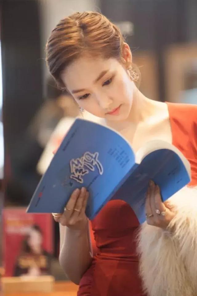 适合短发的明星高马尾(全靠这款发型金秘书才这么美)(13)