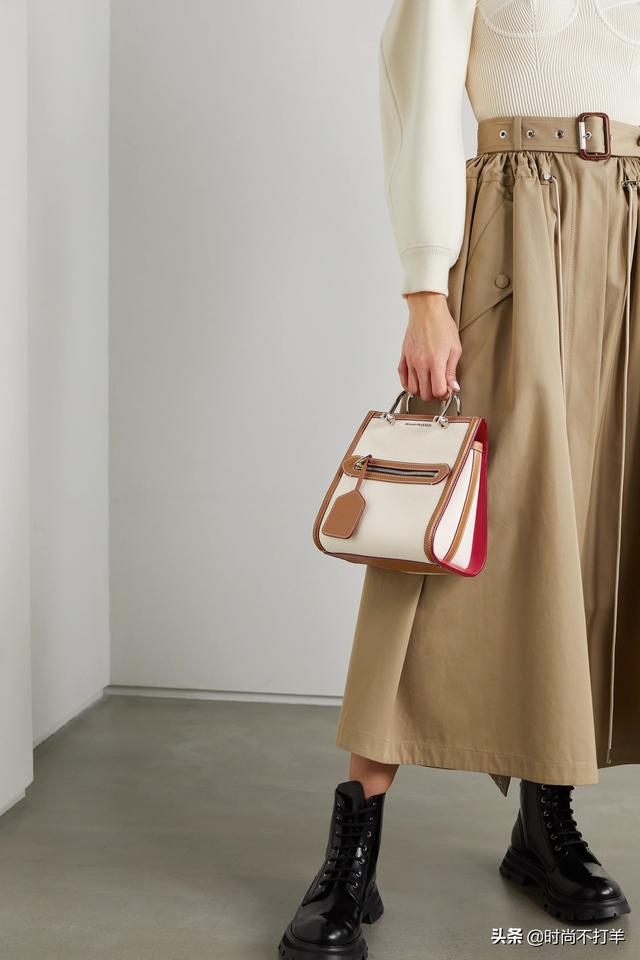 巴宝莉格子包包最新款（8款春季最物超所值的奢侈品包包）(3)