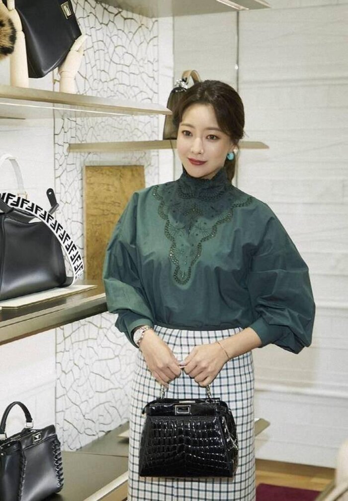 40岁以上的女人穿什么颜色才显气质(40岁后不宜穿的颜色)(图4) 40岁以上的女人穿什么颜色才显气质(40岁后不宜穿的颜色)(图4)