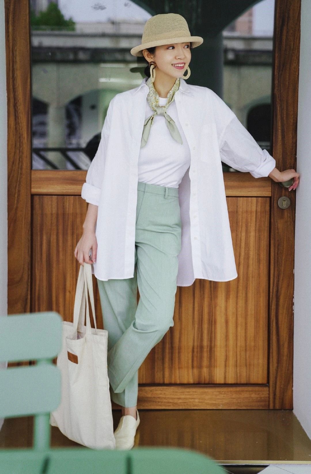 40岁以上的女人穿什么颜色才显气质(40岁后不宜穿的颜色)(图5) 40岁以上的女人穿什么颜色才显气质(40岁后不宜穿的颜色)(图5)