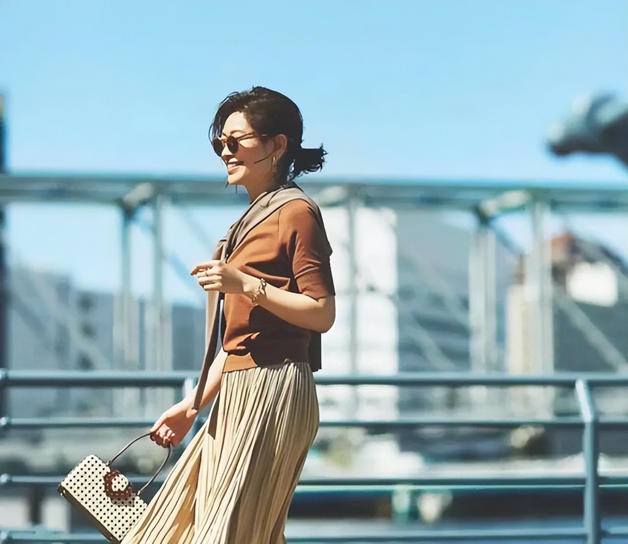 40岁以上的女人穿什么颜色才显气质(40岁后不宜穿的颜色)(图7) 40岁以上的女人穿什么颜色才显气质(40岁后不宜穿的颜色)(图7)