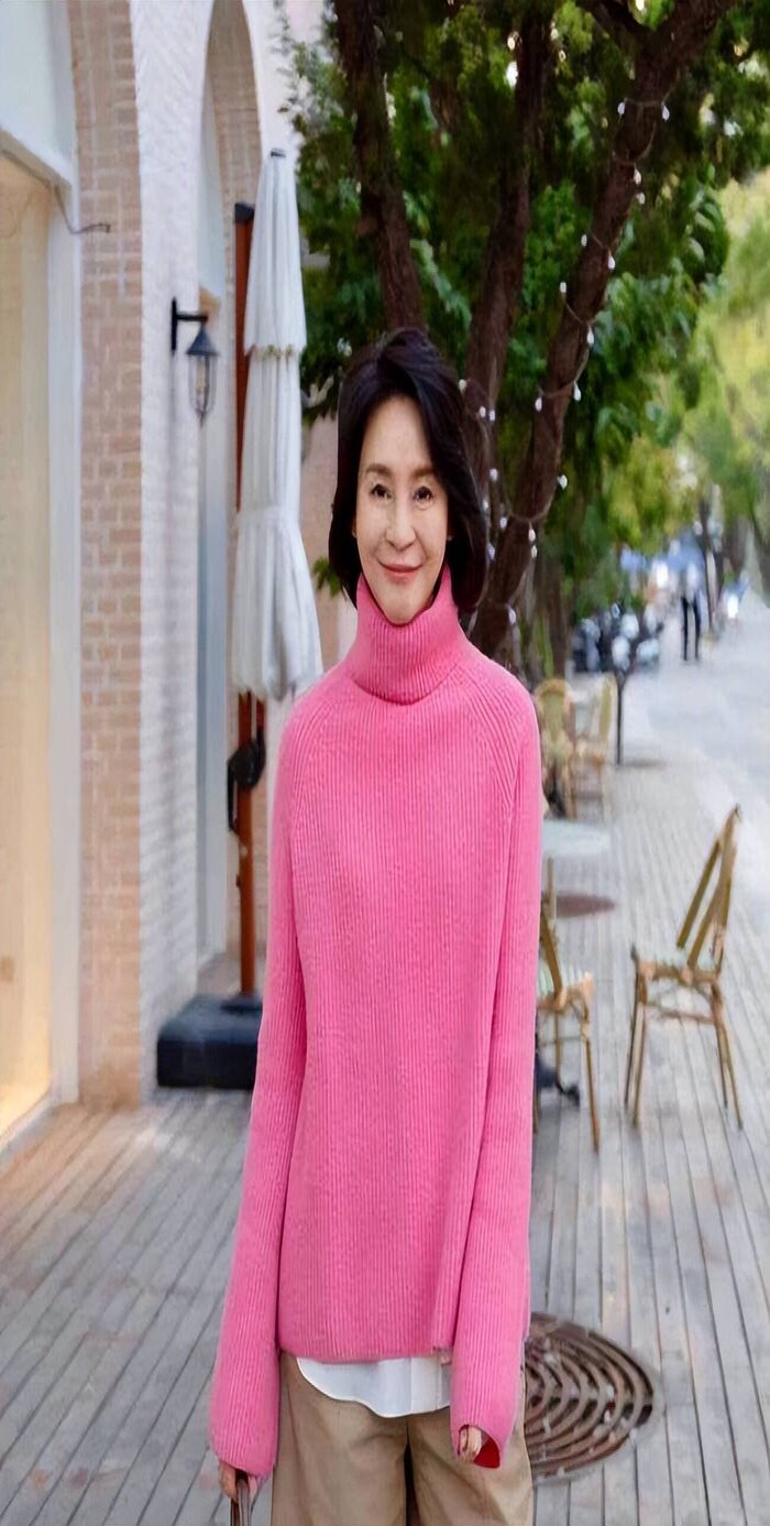 40岁以上的女人穿什么颜色才显气质(40岁后不宜穿的颜色)(图2) 40岁以上的女人穿什么颜色才显气质(40岁后不宜穿的颜色)(图2)