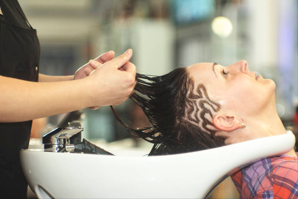 烫头3天不能洗吗（为什么说烫头丑三天）(图3)