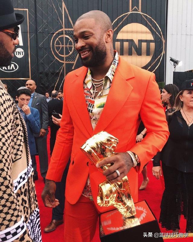 字母哥哪一年全mvp（字母哥拿到MVP后大声痛哭）(17)