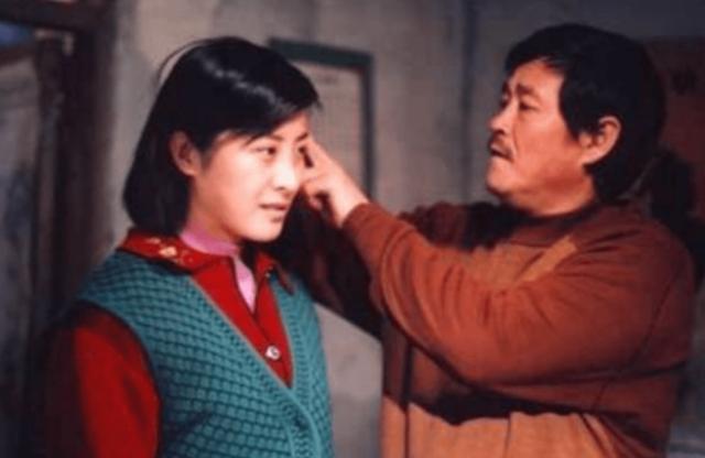 玉芬扮演者王雅捷与赵本山（拒绝赵本山嫁给了于洋）(13)