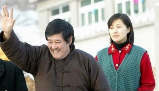 玉芬扮演者王雅捷与赵本山（拒绝赵本山嫁给了于洋）(12)