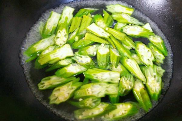 秋葵怎么凉拌才好吃家常做法（6种秋葵最鲜嫩爽口的做法）(45)