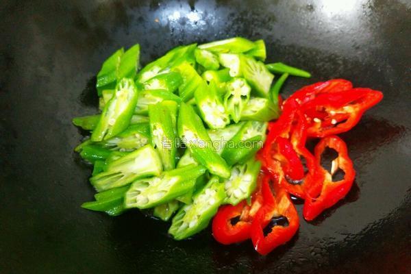 秋葵怎么凉拌才好吃家常做法（6种秋葵最鲜嫩爽口的做法）(48)