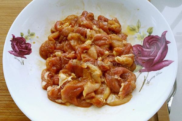 秋葵怎么凉拌才好吃家常做法（6种秋葵最鲜嫩爽口的做法）(16)