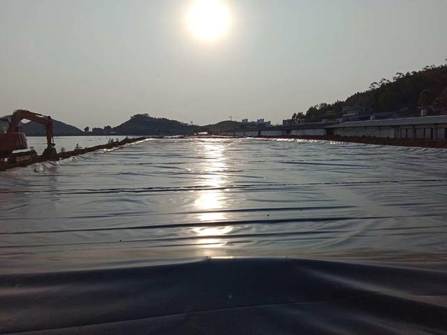 黑膜沼气池的优缺点(黑膜沼气池的施工流程和注意事项)(2)