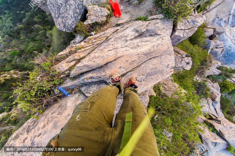 泰山拍照摔悬崖（泰山瞻鲁台附近山路落石砸伤三人）