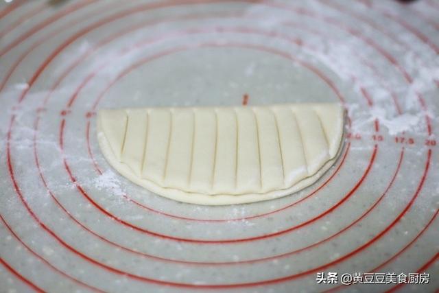 枣花馒头的12种做法（学会这款枣花馒头过年给家人露一手）(8)