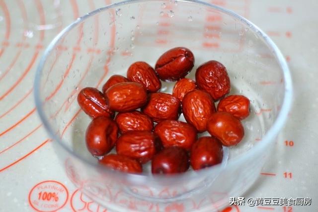 枣花馒头的12种做法（学会这款枣花馒头过年给家人露一手）(4)