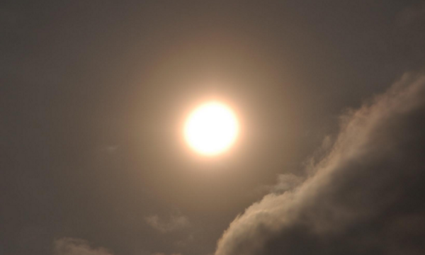 日全食可以直接用眼睛看,日全食能用肉眼看吗图1