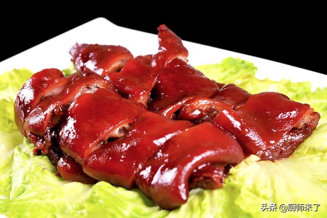 正宗酱猪蹄做法窍门（秘制酱猪蹄简单几步）(1)