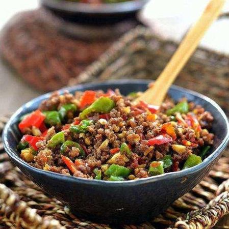 俗语看菜吃饭是什么意思