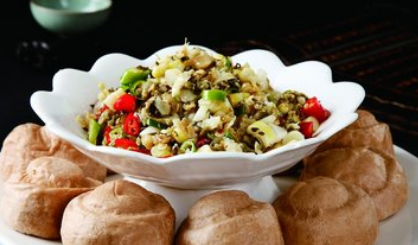 看菜下饭是什么意思,俗语看菜吃饭是什么意思图3