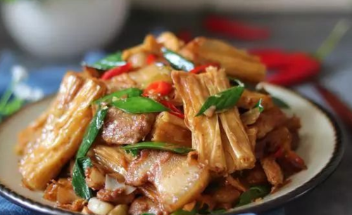 看人下菜碟什么意思