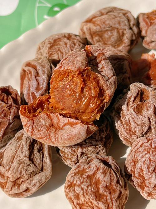 话梅吃多了会怎么样（吃多了会引起胃部不适）