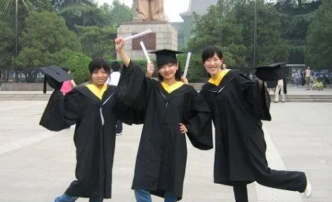 工学学士服怎么穿,学士学士服怎么穿图解图2