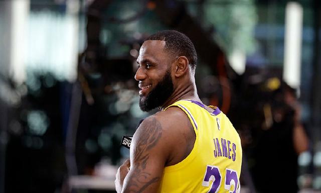 詹姆斯生涯总得分超越科比第二天(詹姆斯生涯得分40)(1)