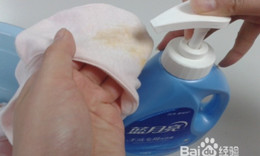 白色衣服上的油渍怎么清除干净?