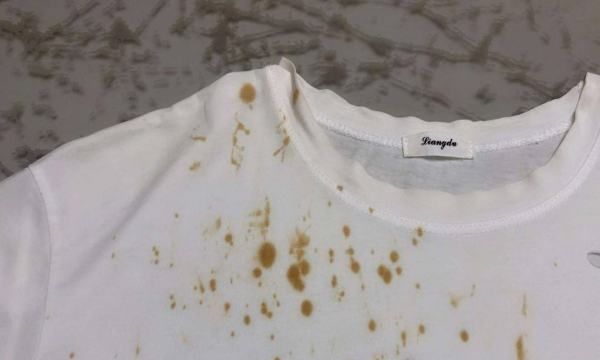 白体恤油渍怎么去除,白衣服上的油渍怎么洗掉小妙招图1