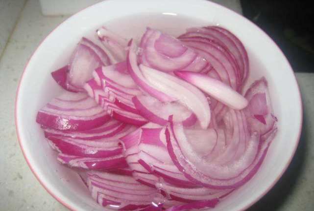 洋葱放冰箱里还能吃过了夜还能吃吗