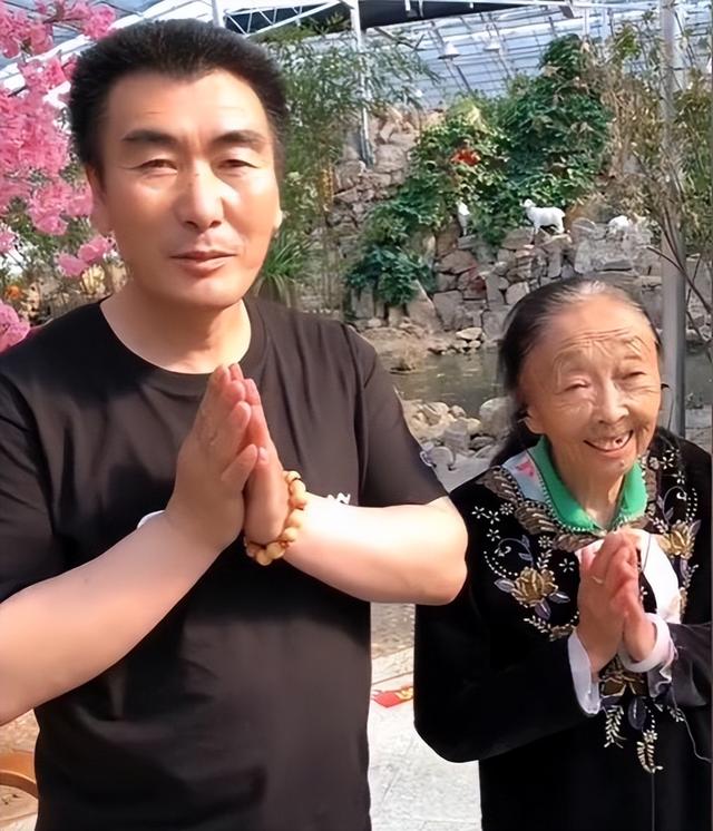 马玉琴和她老公现在过得怎么样(85岁马玉琴遭舞伴索吻)(2)