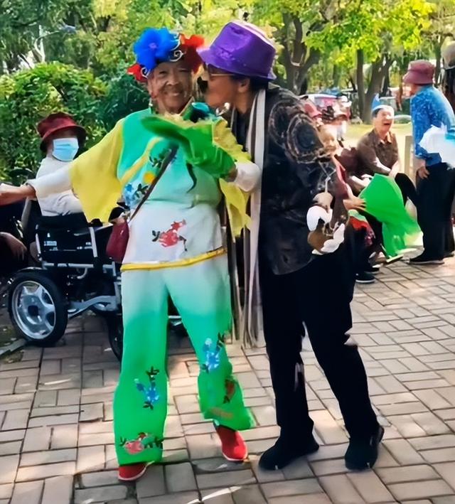 马玉琴和她老公现在过得怎么样(85岁马玉琴遭舞伴索吻)(5)