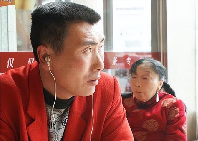 马玉琴和她老公现在过得怎么样(85岁马玉琴遭舞伴索吻)(1)