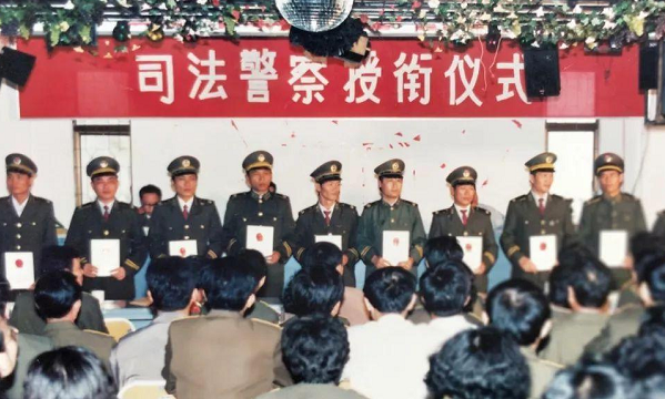 一杠三星是什么级别的警察,县公安局一杠三星是什么级别图1