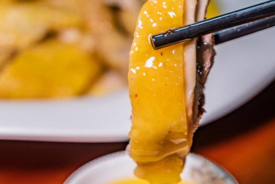 粤式白切鸡的正宗做法(穗粮定制教你粤菜大厨煮鸡秘笈)(3)