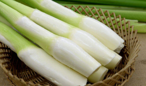 茭白发黑可以吃,茭白心有黑点能吃吗图1