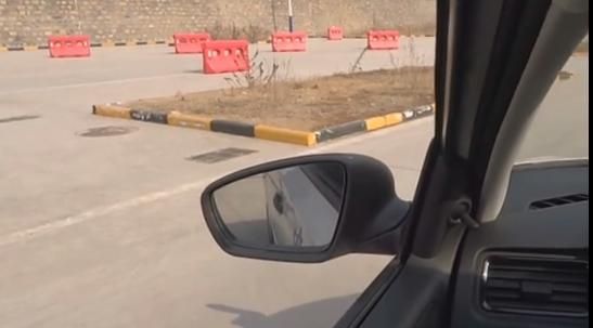 科目2倒车入库技巧,科目二倒车入库总是斜插库怎么分?图6