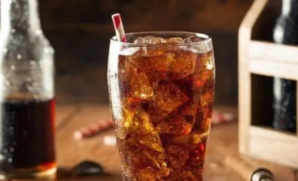 可乐放多久不能喝,可乐开瓶多久后就不能喝了图3