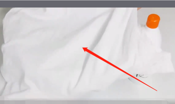 白衣服被染黑最简单的处理办法,白色衣服被染上了黑色用什么 方法可以把黑色洗掉图10