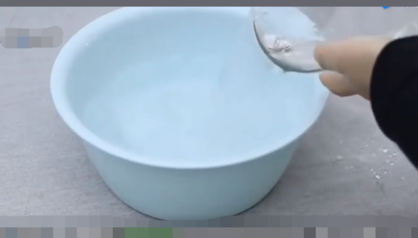 白衣服被染黑最简单的处理办法,白色衣服被染上了黑色用什么 方法可以把黑色洗掉图6