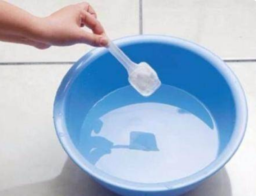 白衣服被染黑最简单的处理办法,白色衣服被染上了黑色用什么 方法可以把黑色洗掉图3