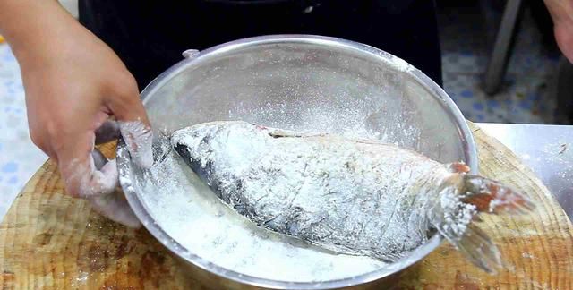 红烧鲤鱼怎么做法,红烧鲤鱼怎么做?图2