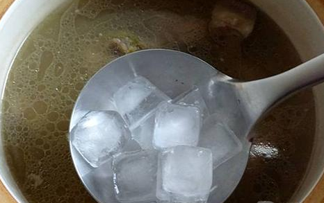 鸡汤去油小妙招,鸡汤很多油怎么去除图5