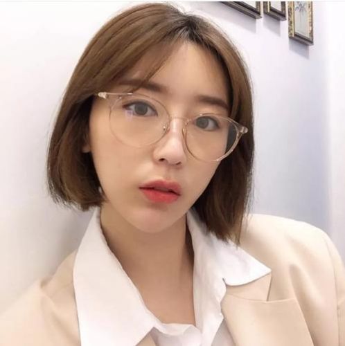 戴眼镜的女孩-第1张图片-
