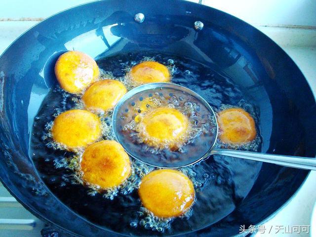 炸南瓜饼要怎么做才不多油（炸南瓜饼只要记住小窍门）(10)