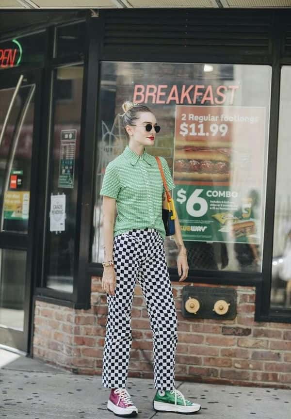 黑白格子裤搭配什么颜色的上衣-（格子裤配什么衣服好看）