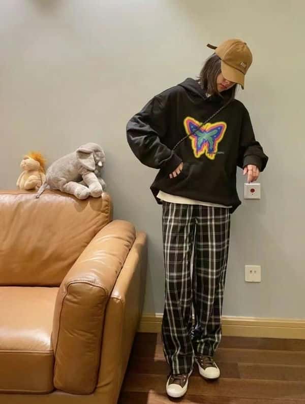 黑白格子裤搭配什么颜色的上衣-（格子裤配什么衣服好看）